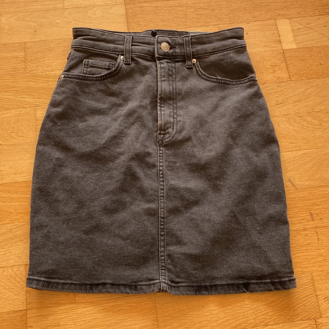 En jeanskjol från H&M, storlek 34