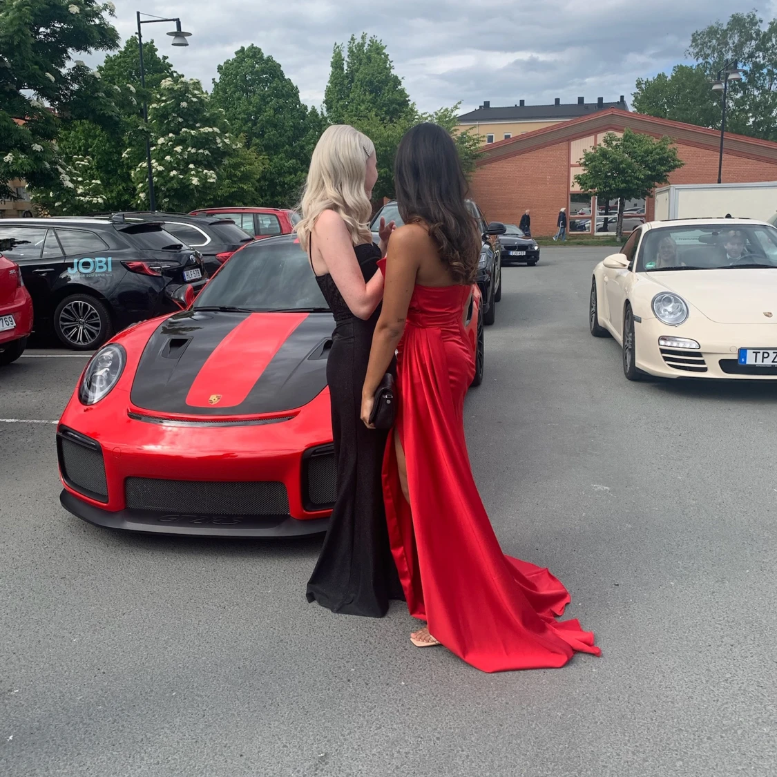 Röd off-shoulder balklänning med slits  - 90