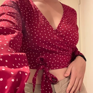 Röd knytblus - Jag säljer denna superfina knyttoppen som är använd bara ett fåtal gånger. Säljer den för att den inte längre är min stil.    Jag kan både mötas upp och posta den men köparen står då för frakten. 