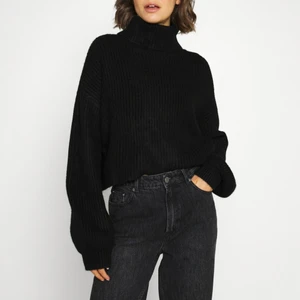 Monki  - Svart stickad tröja med polokrage från Monki, jättemysig nu till hösten🧡 Är i storlek S men tycker själv att den är lite i storleken så skulle nog säga att den sitter mer som en XS. Skriv för intresse!