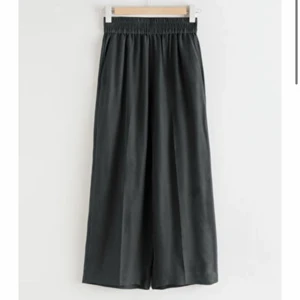 Otherstories byxor - Svårt att få till en rättvis bild, därför första bilden är tagen från hemsidan! Supersköna och snygga byxor, använda endast ett fåtal gånger pga har ett par liknande! Liknar Djerfs ”On the go pants” 