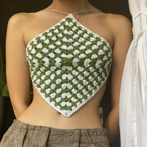 virkad topp - Egenvirkad topp! Säljer den billigt då den är lite riskabel då ens nippels tyvärr syns igenom💖