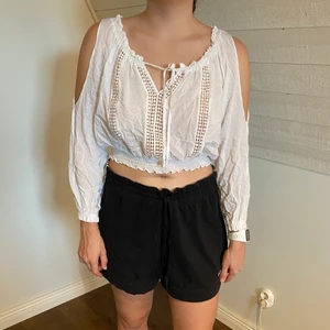 Jättefin gullig blus!! - Fin blus från HM. Skrynklig på bilden men går att få fin och rak. Perfekt till uppklädnibg och festivaler! Några år gammal men i bra skick!🥰💛