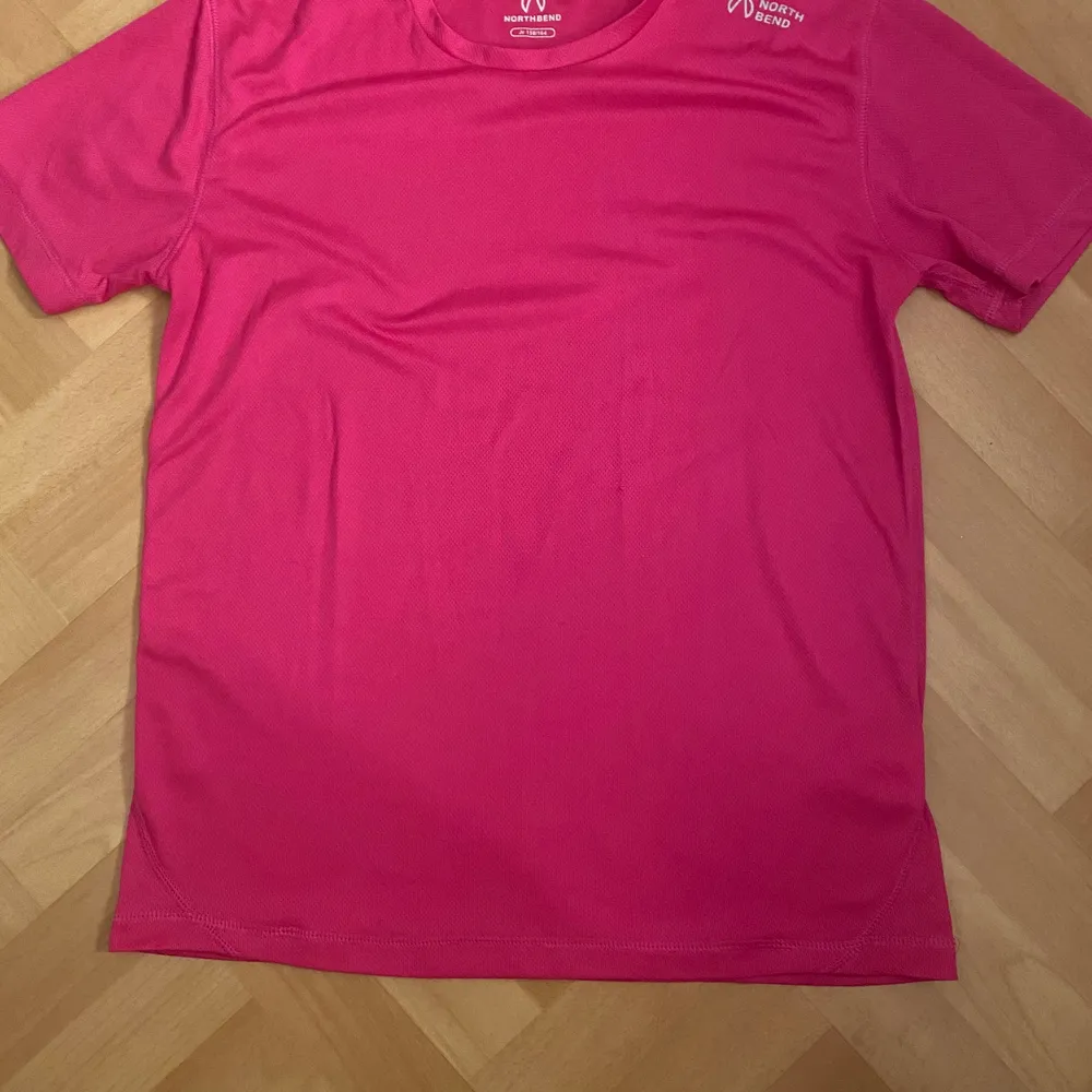 En rosa lite oversized tränings T-shirt . Hoodies.