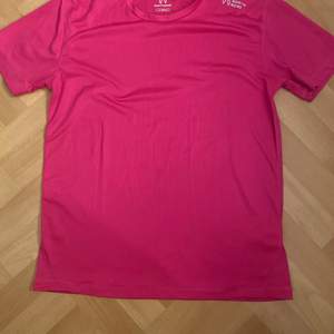 En rosa lite oversized tränings T-shirt 