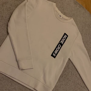 Sweatshirt från Jack&Jones st. S - Tröja från Jack & Jones i fint skick. Säljs för 100kr + frakt (storlek. S/ nypris: 300 kr) 🙂