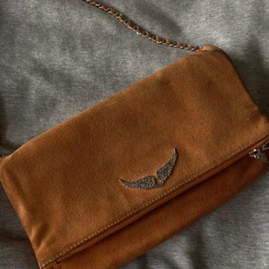 Zadig et Voltaire väska - Zadig clutch bag i en unik orange färg som inte säljs längre. Väskan är i bra skick, men har en del missfärgningar på baksidan (se bild 3). Dust bag kommer med! Möts upp i centrala Stockhom eller fraktar (köpare betalar frakt). 🥰⚡️⚡️⚡️