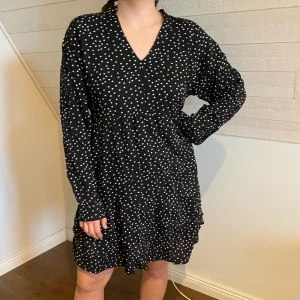 Prickig oversize klänning - Klänning från Gina som säljs då den inte passar eller används. Jättefin med ett bälte i midjan eller bara som den är! 🥰