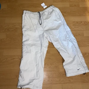 Vintage Nike byxor  - Jättecoola byxor men coola sömmar. Dessa är tyvär för korta för mig :( 