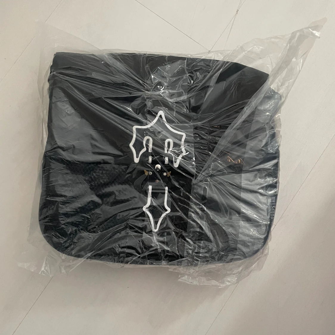 Trapstar väska. Kommer helt ny som man kan se på bilden. Aldrig användit Råkade beställa två stycken. 