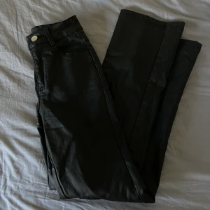 Vida Skinnbyxor - Vida skinnbyxor från shein som är i petite modell, bra skick och kvalité även fast dem är från shein,  de är väldigt sköna att ha på sig men tyvärr blivit för små på mig 💞💞 passar om man är runt 155 cm ☺️❌TRYCK INTE PÅ KÖP KNAPPEN❌