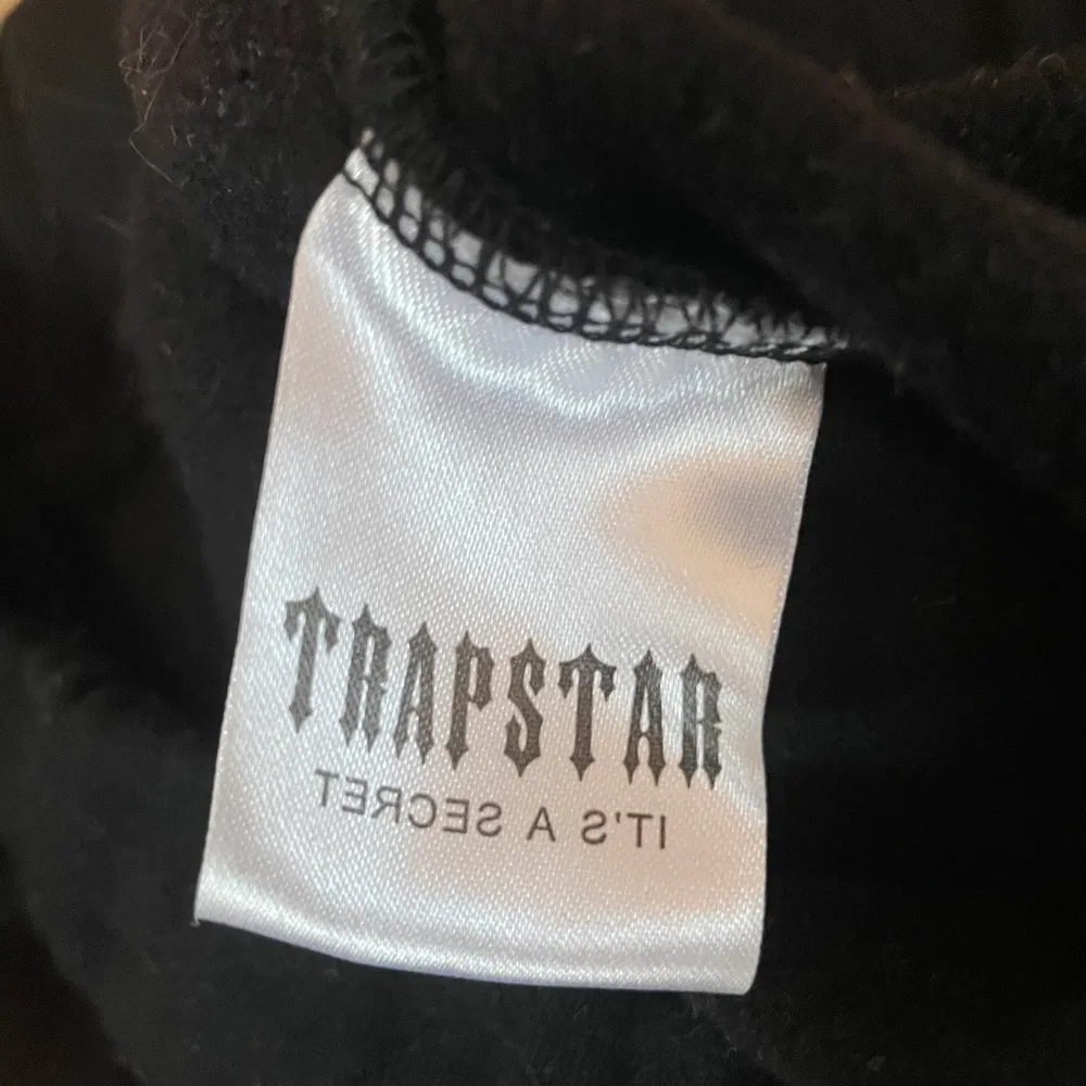 Säljer 🤝 min Trapstar Trackuit pga att jag har bytt stil. Färgen Svart och Orange med storleken S. SKICK 9/10 ❗️. Övrigt.