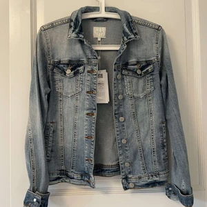 Jeansjacka- VILA - Blå jeansjacka i storlek S från VILA.  Aldrig använd - ordinarie pris 599kr.