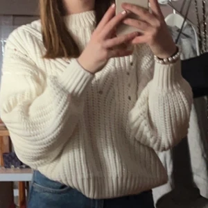 vit stickad ginatröja strl S - vit stickad tröja strl S, använd fåtal gånger, kommer från gina tricot och nypris va 300kr. säljer för 199kr+frakt  