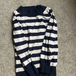 Stickad randig tröja  - Säljer min stickade-randiga tröja! Super mysig och passar bra nu till hösten 