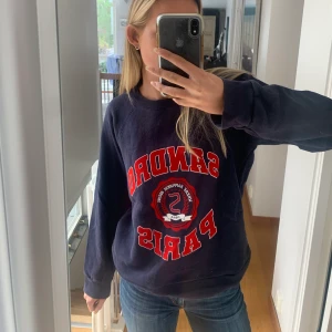 Sandro Paris sweatshirt  - Så fin tröja från sandro som inte kommer till användning längre. Det finns även en krage till som man kan ta av och på som jag har kvar om man vill ha den också. Nypris ca 2000 kr. Mitt pris 650 kr.  Bra skick. 