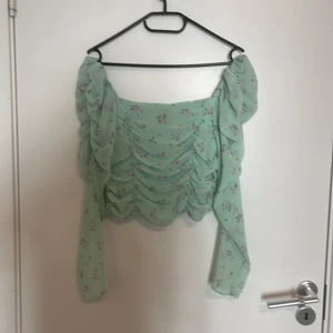 Toppar -  jättefin topp i mint baby grön färg sticker lite ut men jättefin