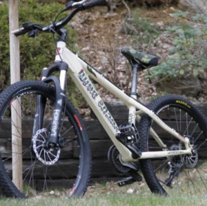 Focus decision 6.9 - Hej, Nu är det dags att sälja cykeln då den bara har stått i garaget i två år.   Cykeln är köpt på TCM cykel i Tyresö.   Framgaffel, launch rst, med justerbar returhastighet. Växlar, Sram sx5. 9 växlar Magura bromsar hydrauliska.  Truvativ Boxguide.