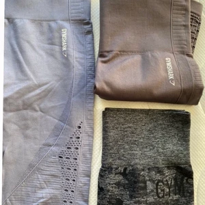Tights från Gymshark - 3 st olika tights från gymshark i suveränt skick,  använda 2-3 gånger. Färger: ljus lila, ljus blå samt mörk grå/svart. Passar perfekt till när man ska träna. Helt ny skick 9/10. Säljs 300kr styck eller 900kr för alla 3, storlek xs men passar även S
