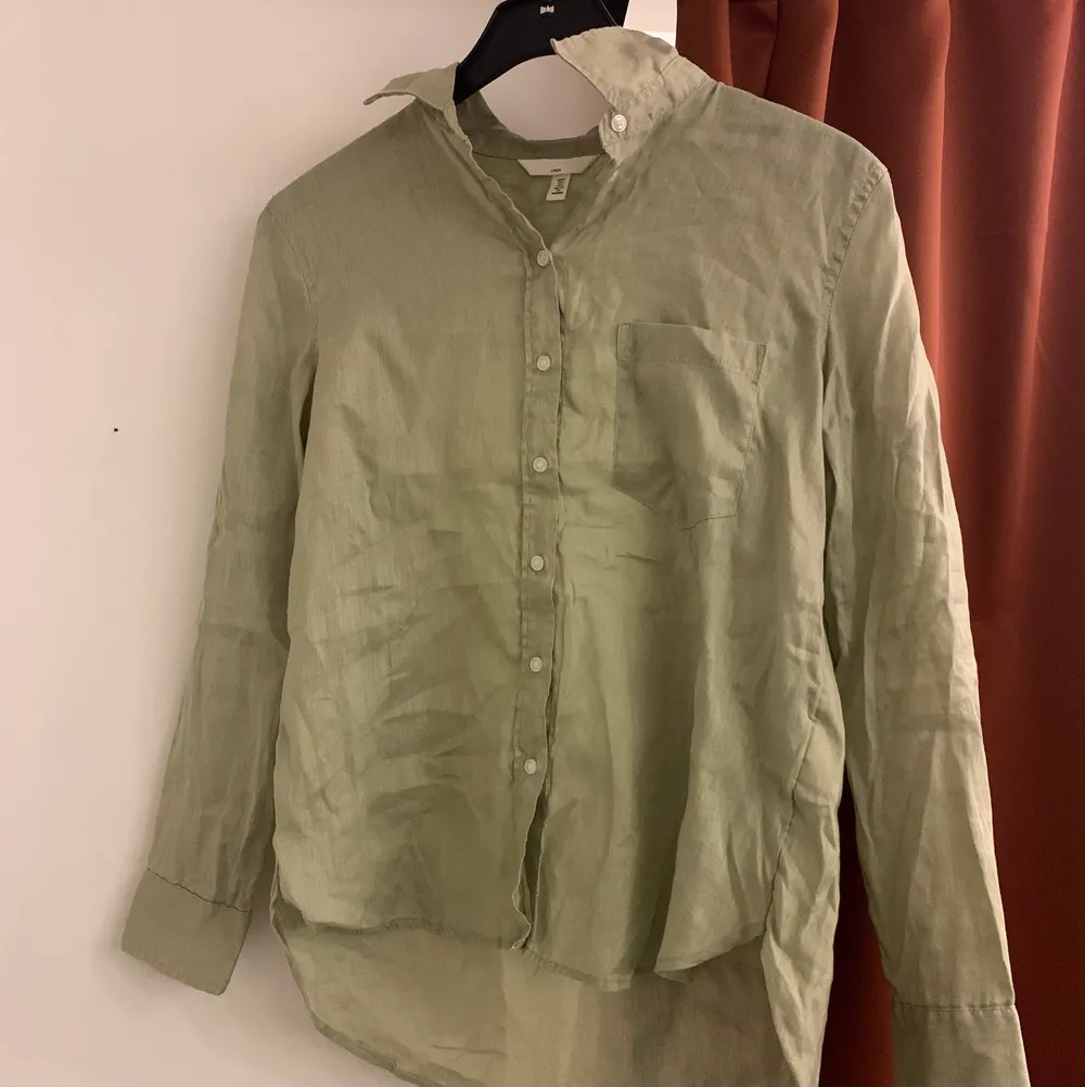 En beige linne skjorta som aldrig använts köpt från H&M vid ca 250kr i ett set, om du vill ha byxorna också kolla mitt förra inlägg💞|| Köparen står för frakt || . Skjortor.