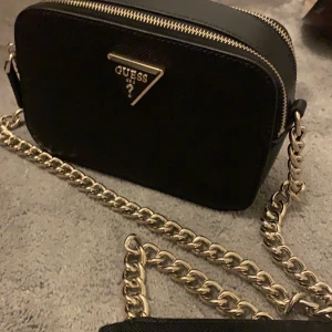 Guess USA väska - Säljer nu min super snygga trendiga Noelle Saffiano crossbody bag från guess 😍Helt slutsåld överallt! Den är i väldigt gott skick och passar till många outfits. Nypris är 1400 kr.  PS står inte för postens slarv!