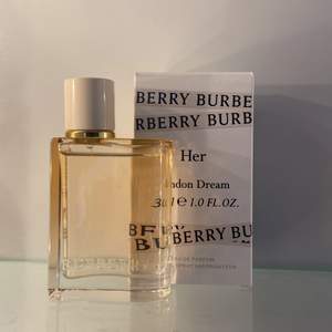 Ny parfym som bara är testar. Burberry her london dream. Säljes pga felköp. Nypris runt 700kr. Gratis frakt