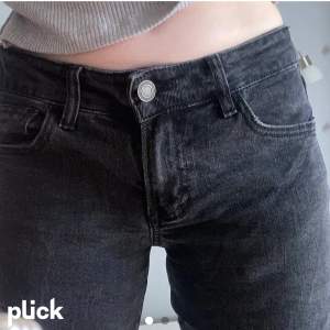 Lägger upp igen pga oseriösa köpare 💫 lågmidjade svarta jeans från str, slutsålda på Zalando 💕 storlek 36 men sitter mer som en 34! använda en gång, kmr aldrig till användning ⚡️ bara att fråga om fler bilder!