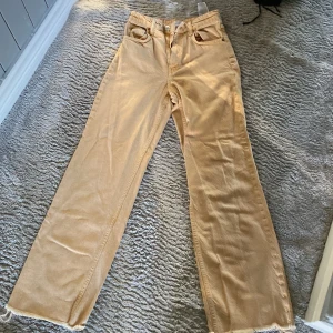 Ett par orange byxor  - Ett par orange byxor väldigt köna