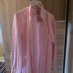 ljusrosa skjorta  - elegant skjorta, har aldrig använt förr. Skjortan är egentligen för män men kan användas som en söt oversize skjorta. 