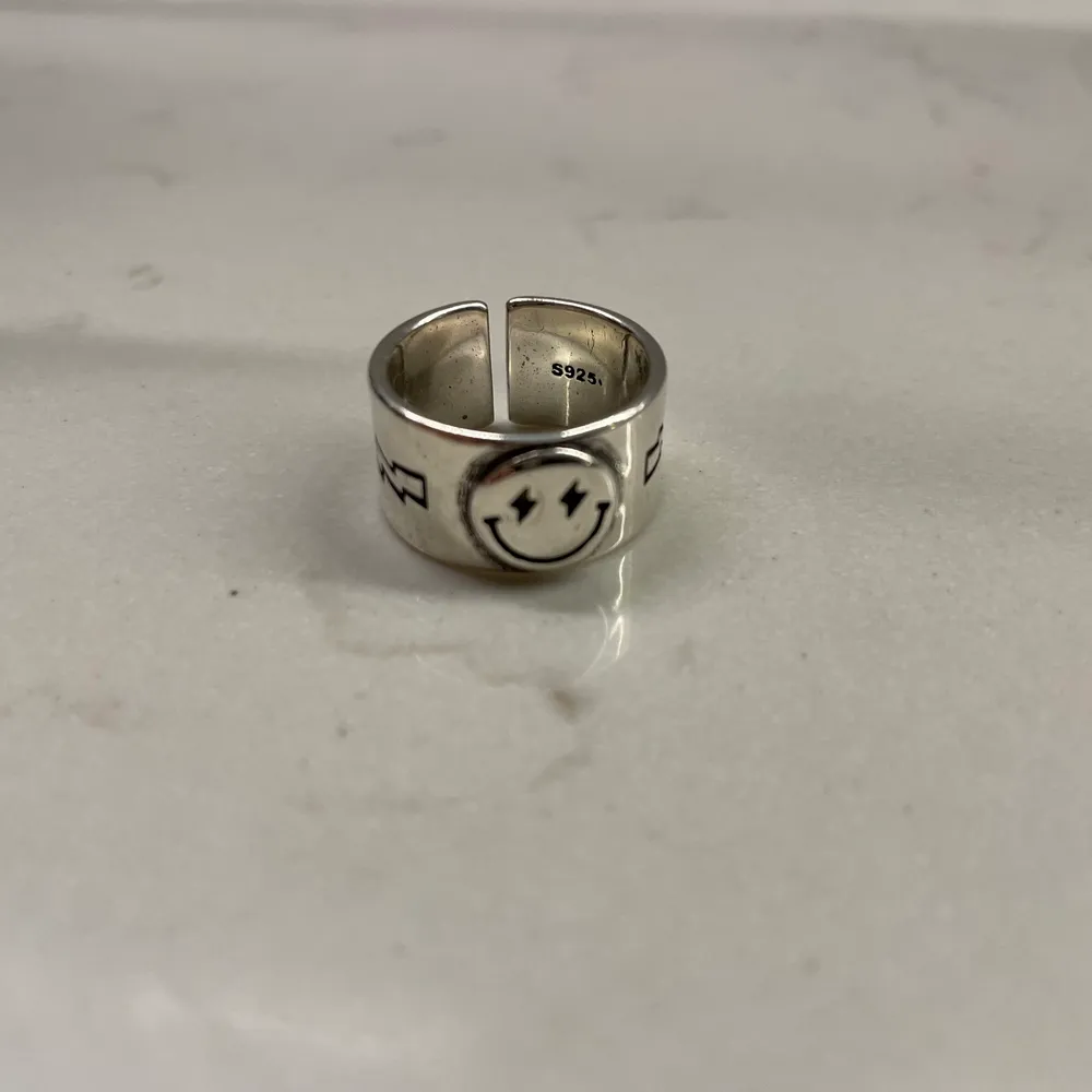Sterling 925 silver. Supersnygg ring som aldrig är använd, den är justerbar så passar alla storlekar. Köparen står för frakt, skickas samma dag. Accessoarer.