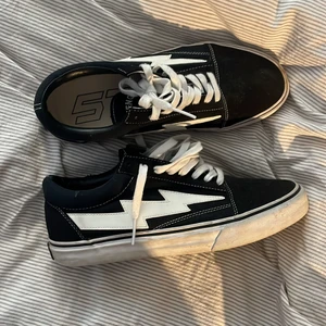 Vans - Vans revenge X storm i storlek US 10 (EUR 43) bra skick, använt ett par gånger. Pris kan diskuteras (lådan ingår givetvis). Köpare  står för frakt!