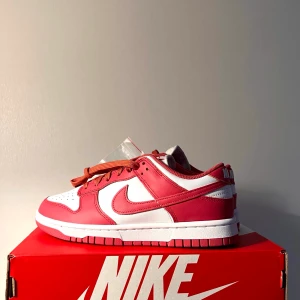 W Nike Dunk Low Archeo Pink - Ny och självklart skickas det dubbelboxat. Dm vid intresse, bless 🙂🫶😍