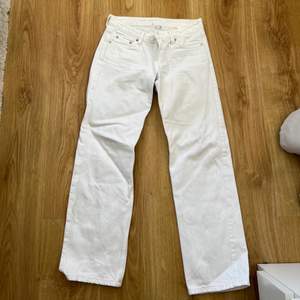 Dessa par vita jeans är så snygga och bekväma! Jag har endast använt dem 2 gånger och de brukar vara slutsålda på hemsidan, så det är ett riktigt kap! Ordinarie pris 550, köparen står för frakten!🥰