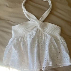 Halterneck topp  - Topp i nyskick från zara Som inte kommer till användning. Fint broderi vid volangdelen. Använd en gång! I stl L men passar även M. 