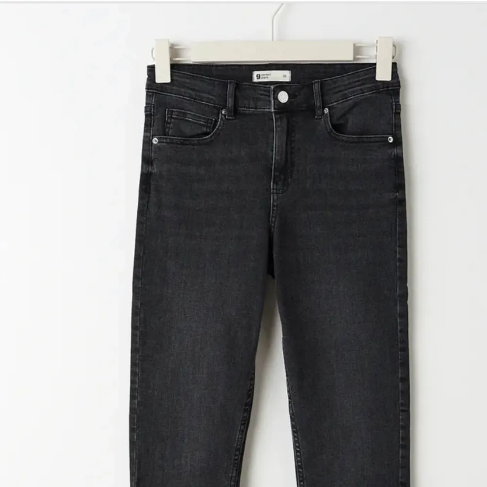 Det här skinny jeansen har jag i storlek 34 från hm ganska urtvättad svart färg. Jeans & Byxor.