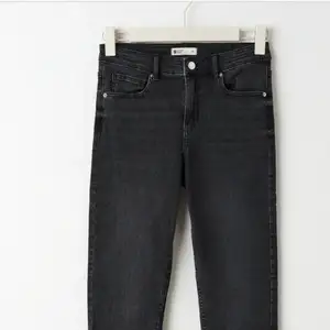Det här skinny jeansen har jag i storlek 34 från hm ganska urtvättad svart färg