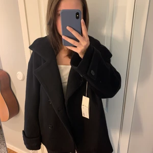 Kappa - Säljer denna superfina och slutsålda ullkappa från arket som tyvärr var för stor för mig. Vid stort intresse blir det budgivning. Jag är 166 cm lång. Frakt ingår💕