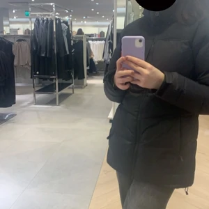 Sail Racing jacka, dam - Jag säljer min Sailracing jacka pga att den aldrig kommer till användning. Jag har använt den ett få tal gånger. Säljer för 2700+frakt, bor man i växjö eller i närheten av växjö så går det att mötas upp.