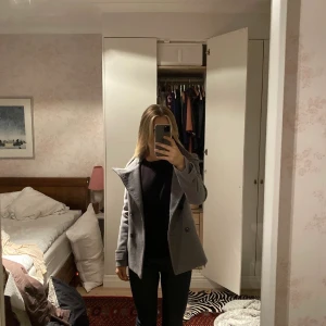 Kappa - Superfin grå kappa köpt här på plick! slutsåld och går ej att få tag i längre. Säljer då jag vill köpa en annan🥰 ‼️tryck inte på köp direkt‼️