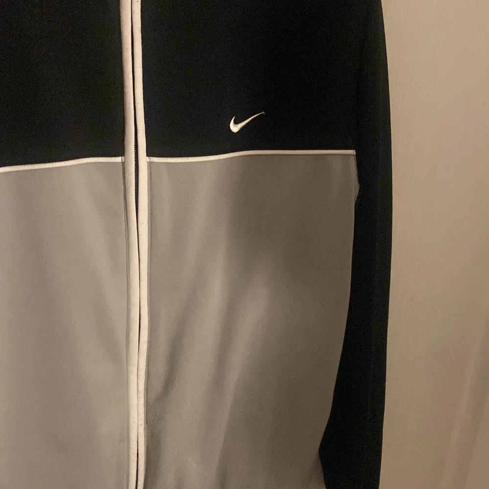 Nike kofta, hel svart där bak, grå, svart, vit där framme. Kommer ej t användning.   . Tröjor & Koftor.