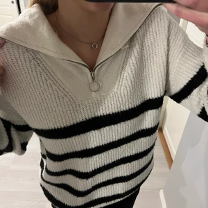 Stickad randig tröja - Säljer fin stickad randig tröja med krage. Använd 1 gång. Sitter bra på mig som är 172💞 kan frakta om de önskas📦✉️ Pris kan diskuteras💞