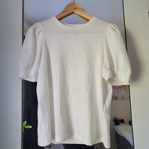 En vit blus/ tröja från Vero Moda i storlek xs. Säljer även en likadan i ljusblå