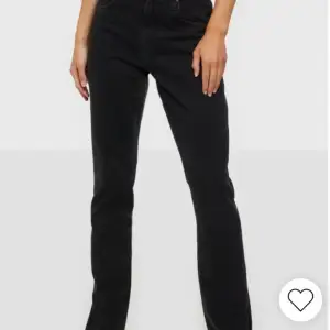 Svarta lågmidjade jeans från Nelly i storlek 32. Säljer för 400kr