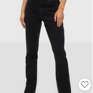 Nelly jeans - Svarta lågmidjade jeans från Nelly i storlek 32. Säljer för 400kr