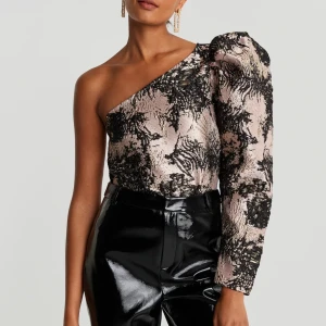 Blus ifrån Gina Tricot  - Helt ny blus ifrån Gina Tricot storlek 36. Aldrig använd, prislappen finns kvar. Nypris 499:-. Hämtas i centrala Västerås alt skickas.