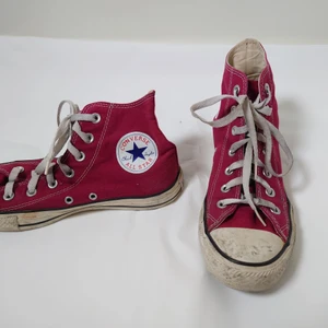 Röd-lila converse - Converse i speciell röd-lila färg, klassisk modell. Lite smutsiga men hela och fina och går att tvätta🌿