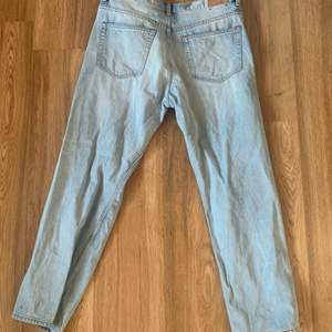 Ett par sparsamt använda weekday jeans. Använda kanske 2-3 gånger och säljer nu för att bli av med dom så därför ett billigt pris! Skick 10/10 men som sagt använda kanske 2-3 gånger. Modell spece relaxed!