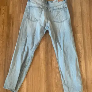 Ett par sparsamt använda weekday jeans. Använda kanske 2-3 gånger och säljer nu för att bli av med dom så därför ett billigt pris! Skick 10/10 men som sagt använda kanske 2-3 gånger. Modell spece relaxed!