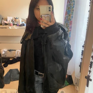 Läderjacka - Läderjacka som är oversize, säljer då den är lite för stor för min smak o är xs, passar mest S-M/L beror på hur man vill att den ska sitta
