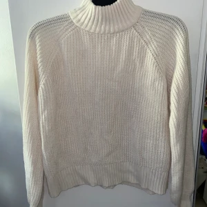 Stickad tröja - En vit polotröja som är stickad från noisy may. Den är i storlek S och är i väldigt bra skick